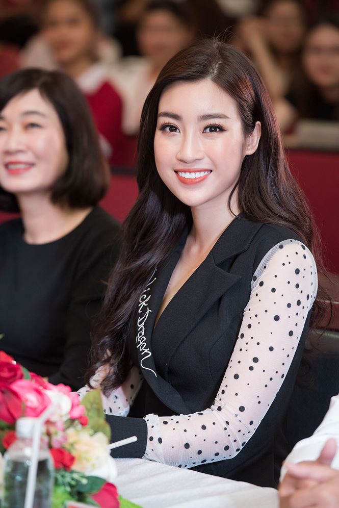 Vừa mới được dân tình khen ngợi, Đỗ Mỹ Linh lại tự dìm chính mình với trang phục già và hơi sến - Ảnh 3.