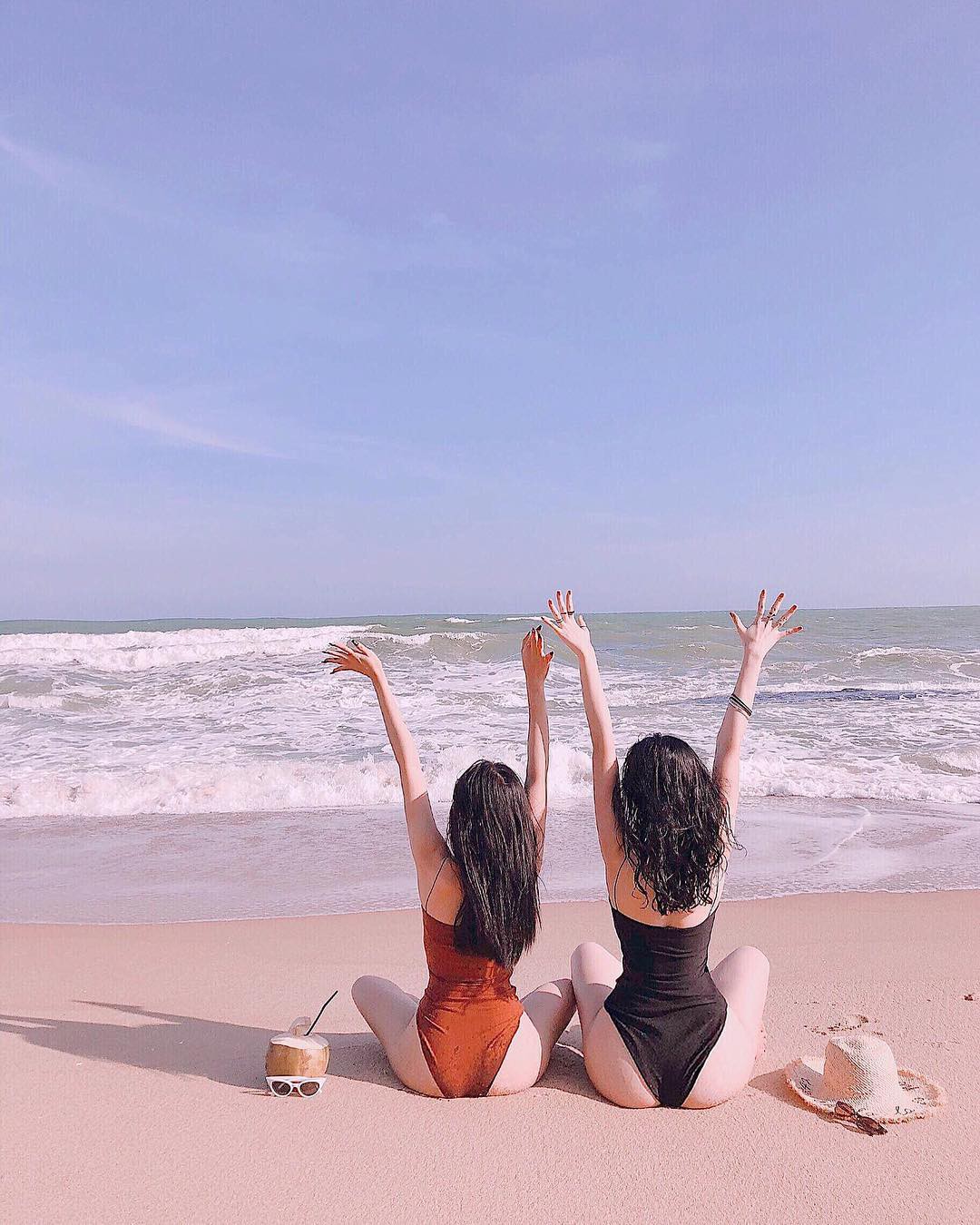Có nên gọi Angela Phương Trinh gọi là bậc thầy sáng tạo vì mặc bikini đội nón lá chít khăn kín bưng? - Ảnh 1. Có nên gọi Angela Phương Trinh gọi là bậc thầy sáng tạo vì mặc bikini đội nón lá chít khăn kín bưng? - Ảnh 1.