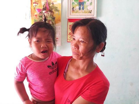 Cô giáo nghi đánh bé 3 tuổi méo mồm được cho nghỉ để… chăm học sinh - Ảnh 1.