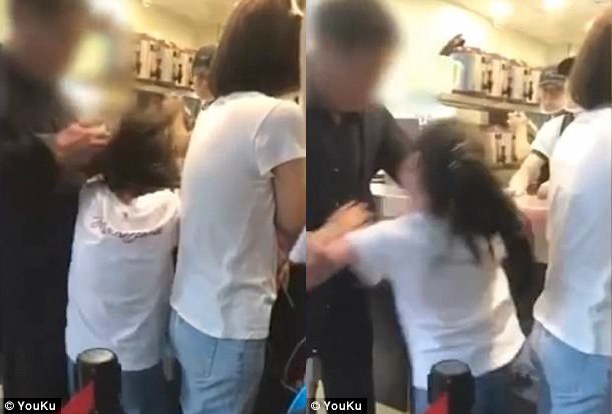 Chỉ v&igrave; muốn &ocirc;ng thực hiện một ph&eacute;p lịch sự tối thiểu, b&eacute; g&aacute;i bị &ocirc;ng nội đ&aacute;nh đập kh&ocirc;ng thương tiếc trong qu&aacute;n tr&agrave; sữa đ&ocirc;ng người - Ảnh 1.