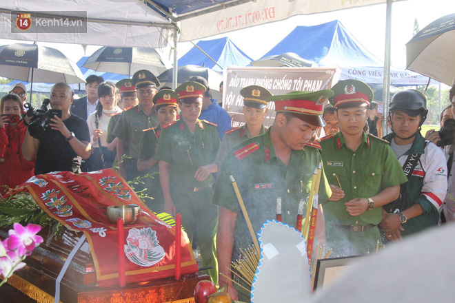Dòng người xếp hàng dài tiễn đưa hiệp sĩ bị băng trộm SH đâm tử vong về với đất mẹ - Ảnh 1.