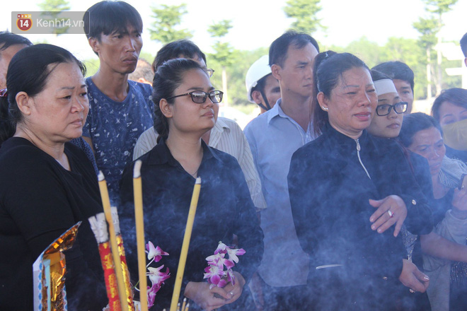 Dòng người xếp hàng dài tiễn đưa hiệp sĩ bị băng trộm SH đâm tử vong về với đất mẹ - Ảnh 2.