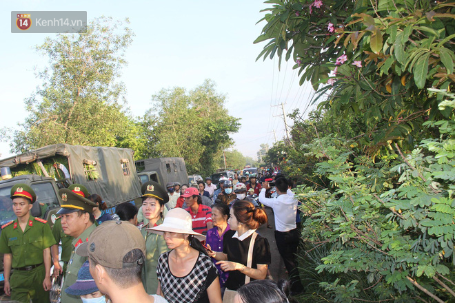 Dòng người xếp hàng dài tiễn đưa hiệp sĩ bị băng trộm SH đâm tử vong về với đất mẹ - Ảnh 3.