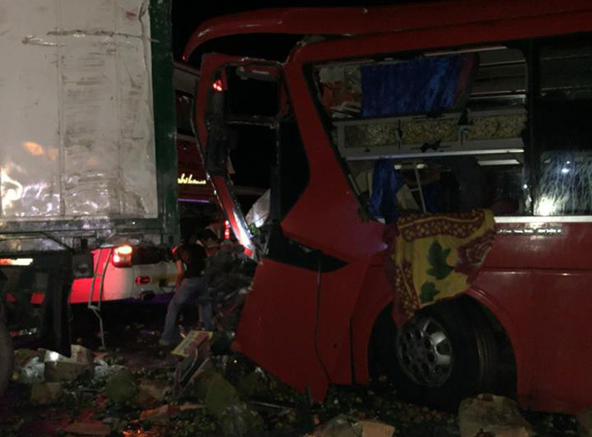 Xe khách va chạm với xe tải, ít nhất 12 người bị thương nặng - Ảnh 1.