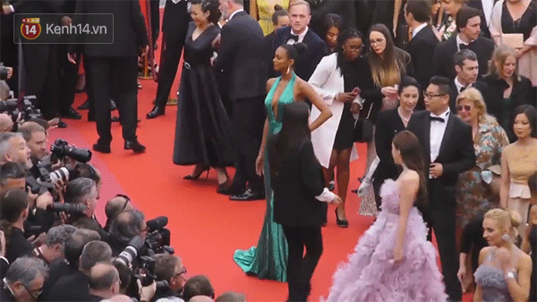 Cận cảnh khoảnh khắc lật mặt như bánh tráng của Jessica khi bị đuổi khéo vì câu giờ tạo dáng trên thảm đỏ Cannes - Ảnh 1.