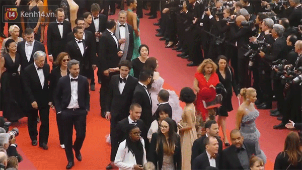 Cận cảnh khoảnh khắc lật mặt như bánh tráng của Jessica khi bị đuổi khéo vì câu giờ tạo dáng trên thảm đỏ Cannes - Ảnh 3.