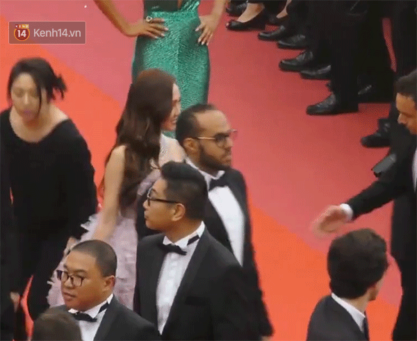 Cận cảnh khoảnh khắc lật mặt như bánh tráng của Jessica khi bị đuổi khéo vì câu giờ tạo dáng trên thảm đỏ Cannes - Ảnh 4.