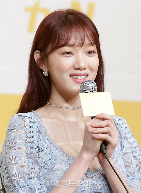 Lee Sung Kyung trở lại xinh lung linh, nhưng lại lộ cặp đùi gầy và mỏng như bị photoshop bên dàn sao toàn mỹ nam mỹ nữ - Ảnh 5.