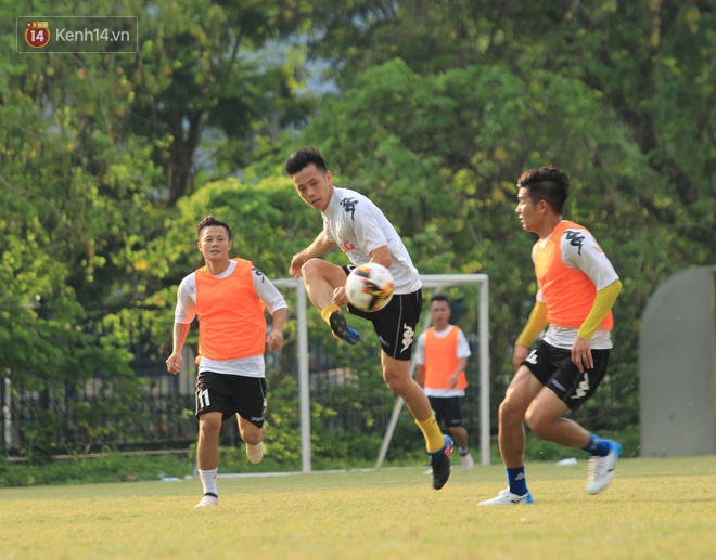 Fan nữ tò mò cảnh Quang Hải, Văn Hậu, Đình Trọng ngâm nước đá - Ảnh 4.