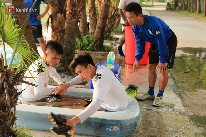 Fan nữ tò mò cảnh Quang Hải, Văn Hậu, Đình Trọng ngâm nước đá - Ảnh 6.