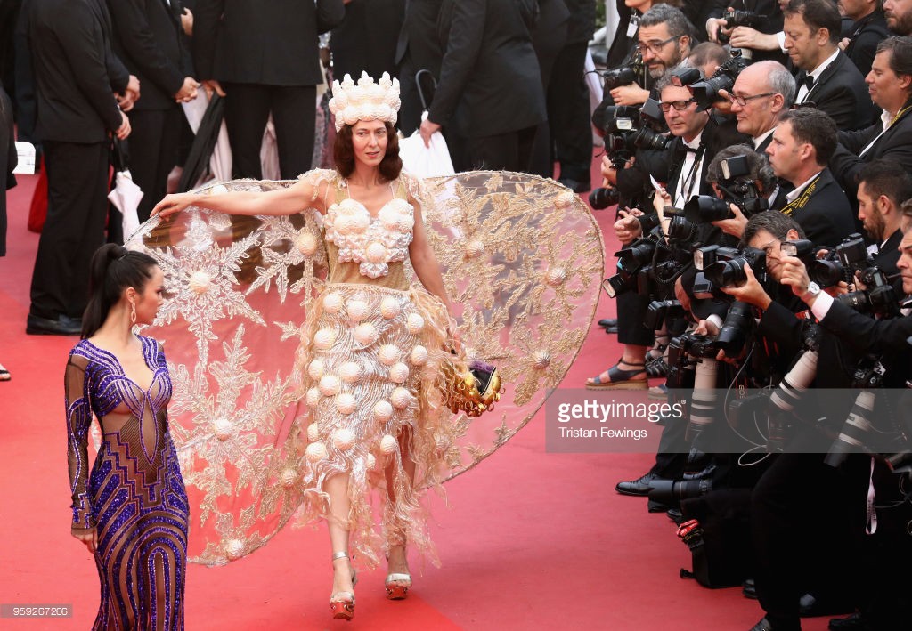 Người đeo cánh khổng lồ tới thảm đỏ Cannes, kẻ thì khoe ngực khủng và lộ mặt biến dạng vì thẩm mỹ - Ảnh 1.