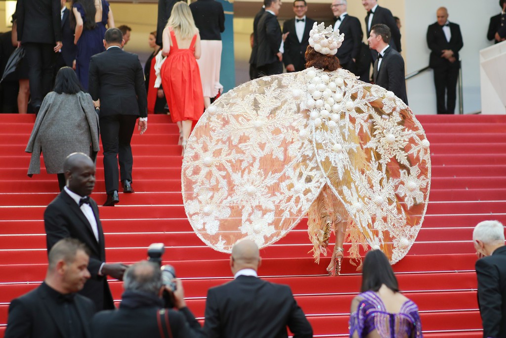 Người đeo cánh khổng lồ tới thảm đỏ Cannes, kẻ thì khoe ngực khủng và lộ mặt biến dạng vì thẩm mỹ - Ảnh 3.