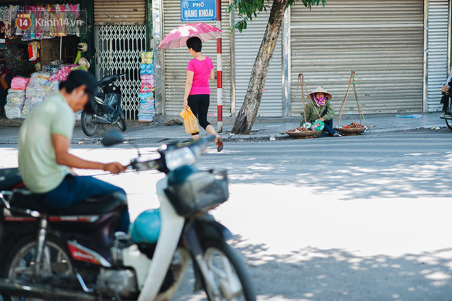 Nhọc nhằn bước chân mưu sinh của những người lao động nghèo dưới nắng nóng Hà Nội - Ảnh 16.