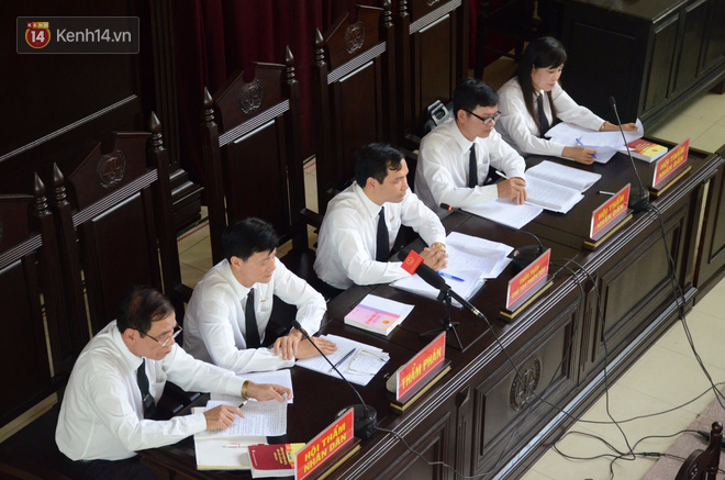 “Người đặc biệt” trong phiên tòa vụ bác sỹ Hoàng Công Lương nói gì về việc không còn được phép vào phòng xét xử? - Ảnh 4.