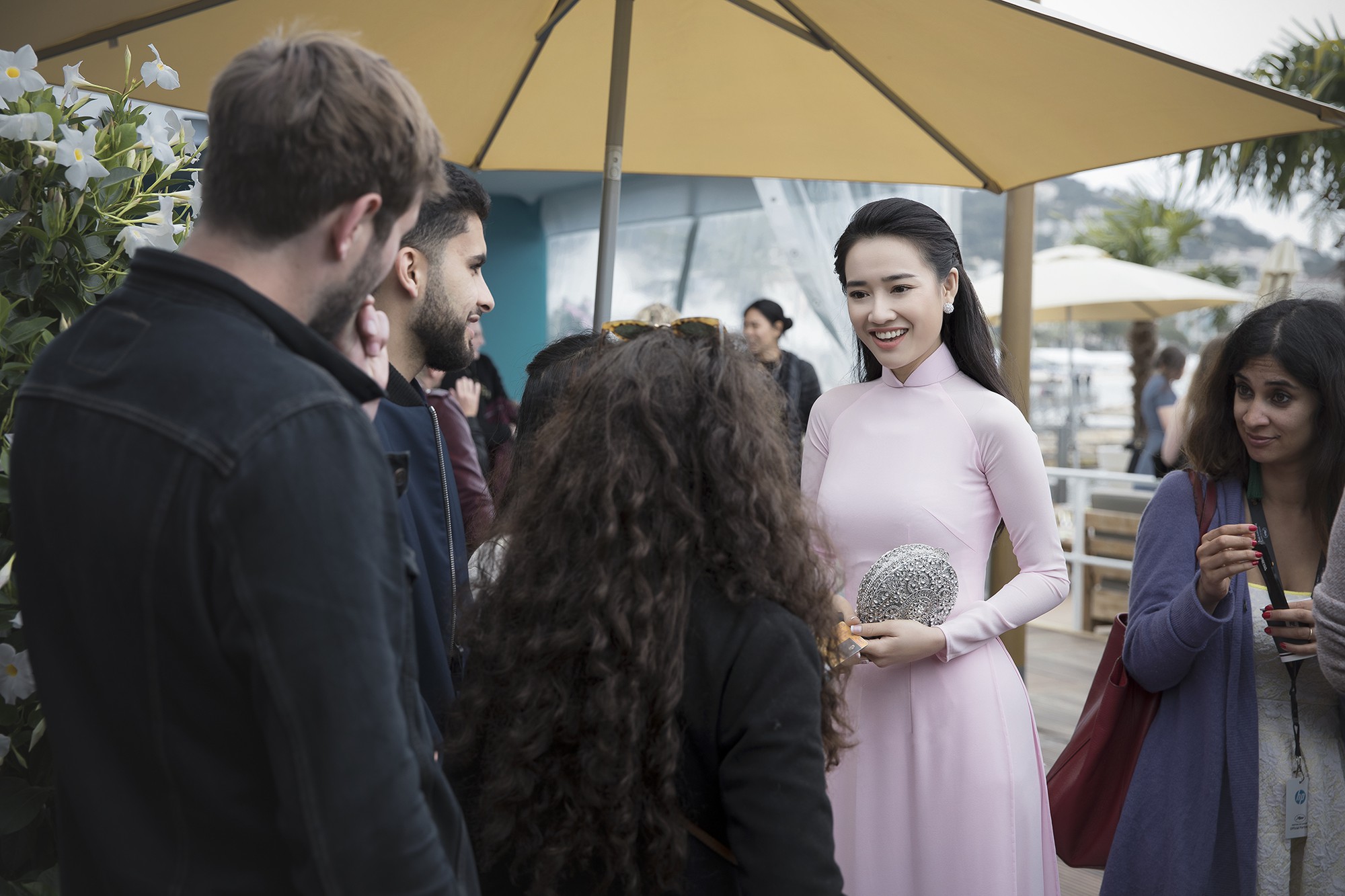 Nhã Phương xuất hiện nhẹ nhàng, đằm thắm với tà áo dài truyền thống tại Cannes - Ảnh 3.