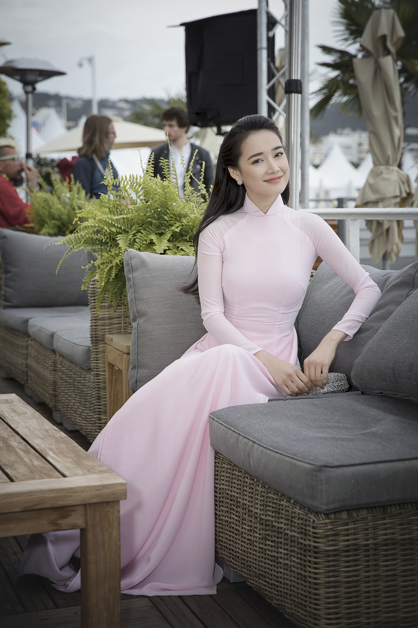 Nhã Phương xuất hiện nhẹ nhàng, đằm thắm với tà áo dài truyền thống tại Cannes - Ảnh 2.