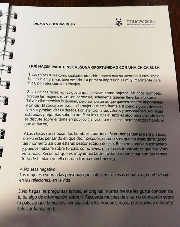 LĐBĐ Argentina bị chỉ trích vì bày Messi và đồng đội cách “thả thính” phụ nữ Nga - Ảnh 1.