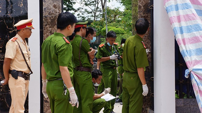 Hà Nội: Con gái chém chết mẹ ruột rồi toan nhảy cầu tự tử - Ảnh 1.
