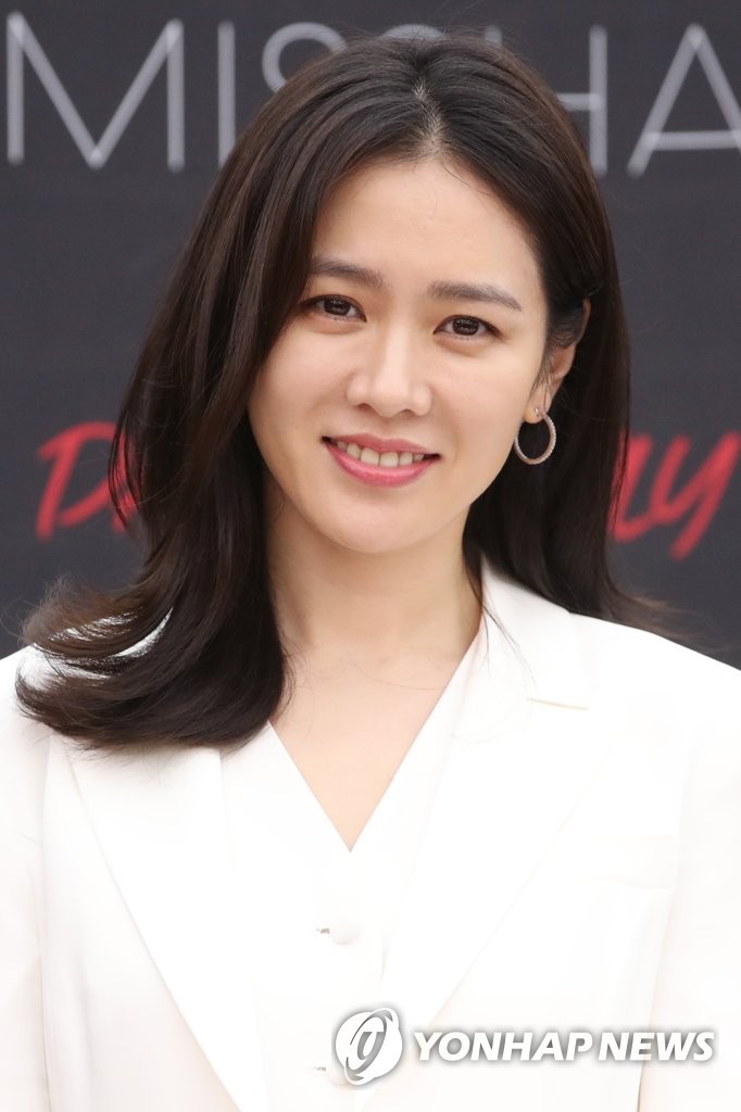 Son Ye Jin chiếm hết spotlight, nhưng mỹ nhân 2 lần đứng đầu top 100 gương mặt đẹp nhất thế giới còn xuất sắc hơn - Ảnh 7. Son Ye Jin chiếm hết spotlight, nhưng mỹ nhân 2 lần đứng đầu top 100 gương mặt đẹp nhất thế giới còn xuất sắc hơn - Ảnh 7.