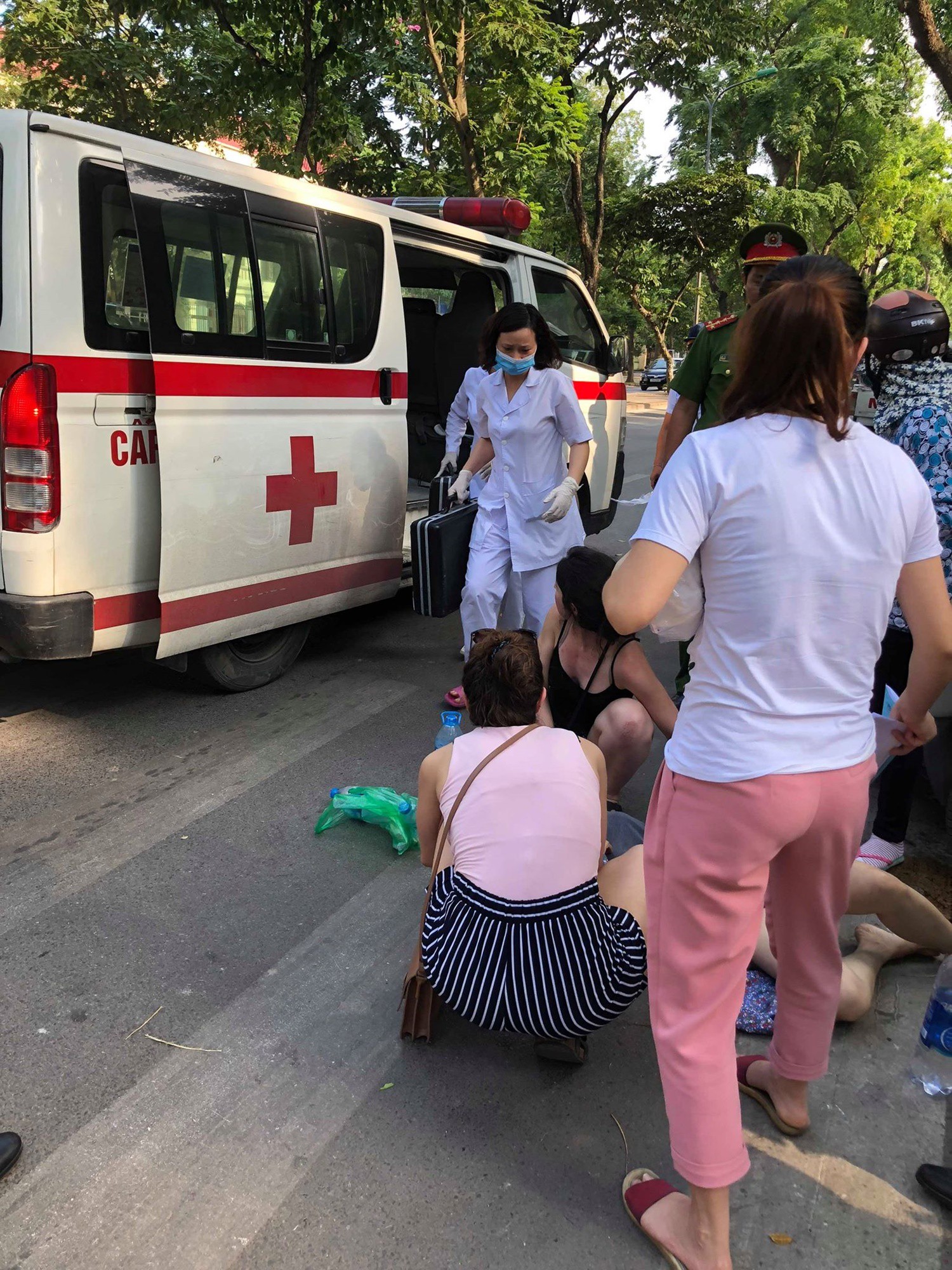 Hà Nội: Nghi say nắng, cô gái tự lao xe vào cột biển báo giao thông được 2 nữ du khách nước ngoài sơ cứu - Ảnh 3.