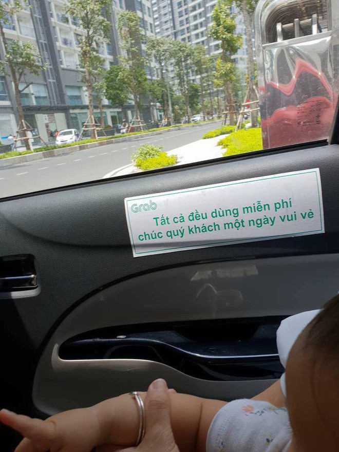 Xôn xao chiếc xe Grabcar đầy ắp sữa, bánh, đồ ăn cho khách hàng dùng miễn phí - Ảnh 4.