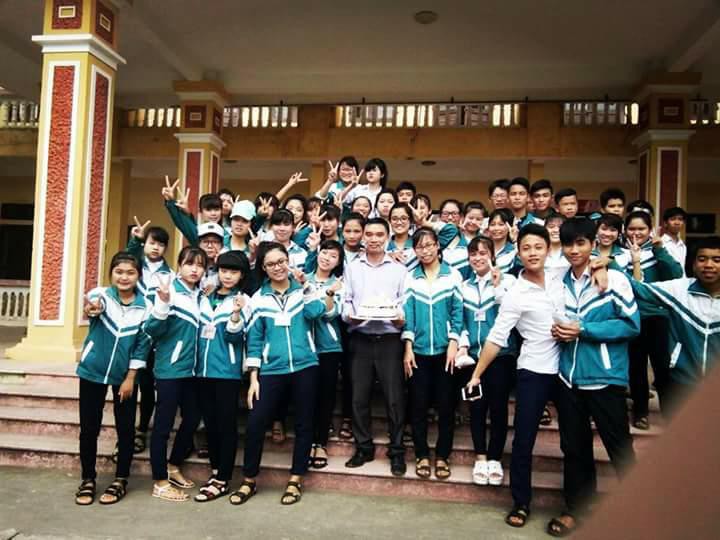 Thầy giáo tâm huyết bật đèn flash giảng bài, cầm thước kẻ ra sân đuổi ve để học sinh yên tĩnh ôn thi - Ảnh 6.