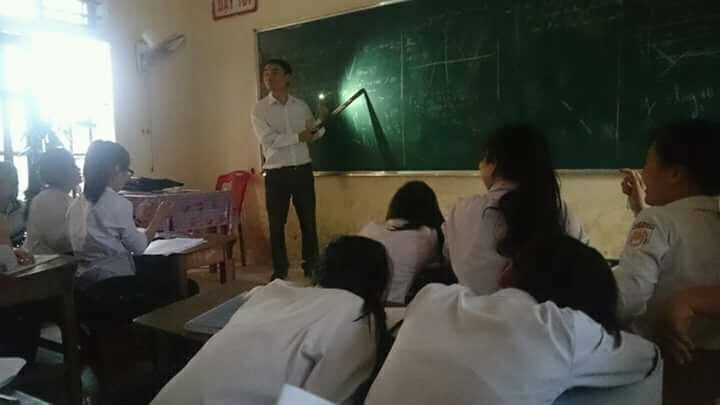 Thầy giáo tâm huyết bật đèn flash giảng bài, cầm thước kẻ ra sân đuổi ve để học sinh yên tĩnh ôn thi - Ảnh 3.