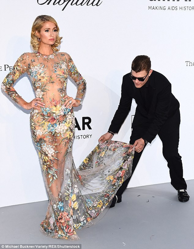 Vị hôn phu tuyệt vời của Paris Hilton: Cúi mình chỉnh váy cho vợ tạo dáng trước nhiều con mắt - Ảnh 1.