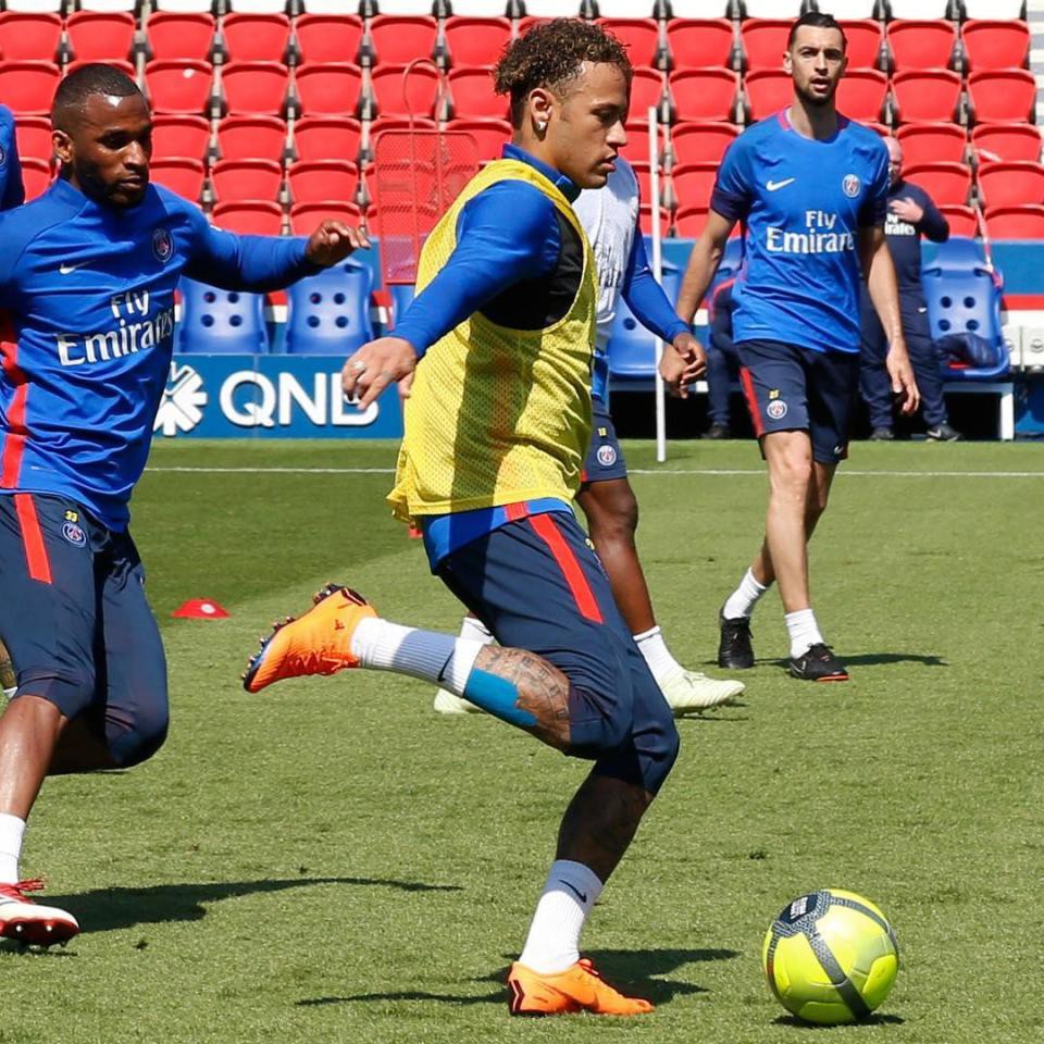 Tin vui cho fan Brazil: Neymar trở lại tập luyện lần đầu sau chấn thương - Ảnh 1.