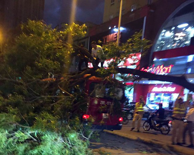 H&agrave; Nội: Mưa gi&ocirc;ng cuốn khung gi&agrave;n gi&aacute;o lật đ&egrave; &ocirc; t&ocirc; - Ảnh 3.