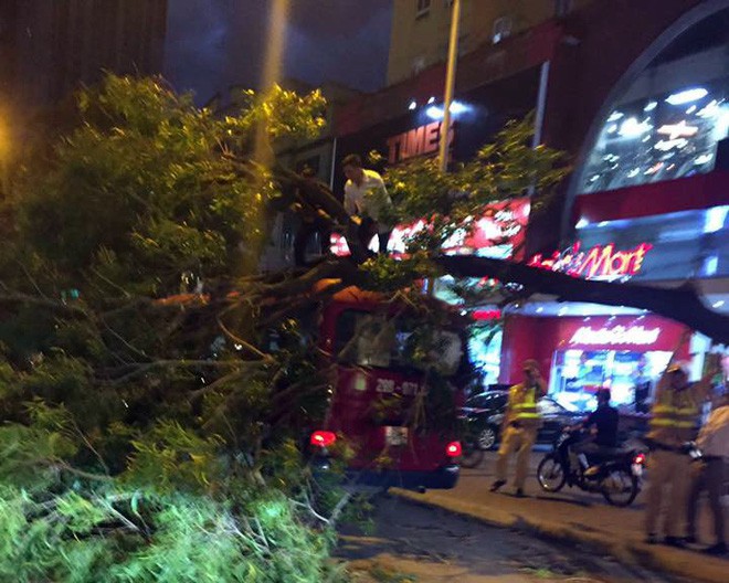 Hà Nội: Mưa giông cuốn khung giàn giáo lật đè ô tô - Ảnh 3.