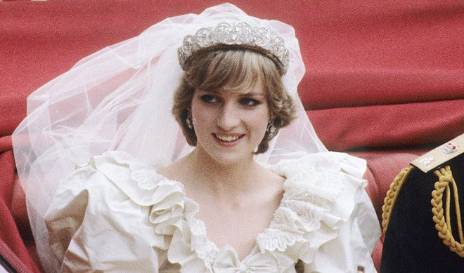 Chiêm ngưỡng lại những chiếc vương miện tinh xảo nhất trong lịch sử đám cưới Hoàng gia trước hôn lễ của Hoàng tử Harry - Ảnh 3.