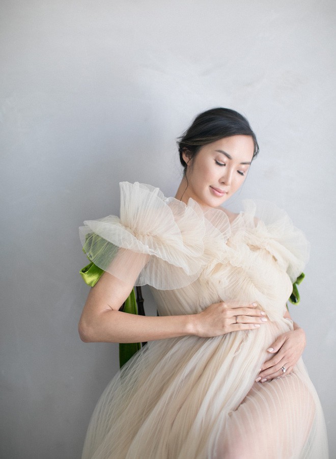 Các mẹ bầu phải học ngay cô nàng Chriselle Lim cách diện đồ thoải mái mà vẫn thời trang trong những ngày hè oi nóng - Ảnh 7.