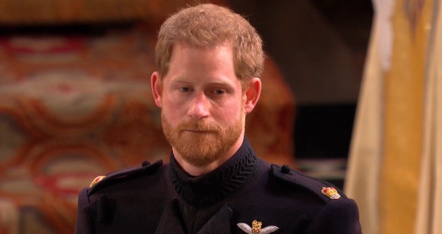 Nét mặt xúc động đăm chiêu của hoàng tử Harry trong ngày cưới và lý do thực sự đằng sau - Ảnh 1.