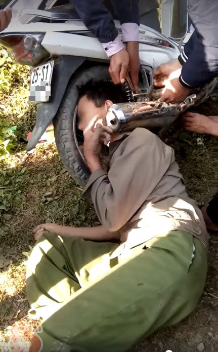 Hy hữu: Người d&acirc;n giải cứu &ocirc;ng ch&uacute; bỗng dưng mắc kẹt đầu v&agrave;o b&aacute;nh xe m&aacute;y v&agrave; ống p&ocirc; - Ảnh 1.