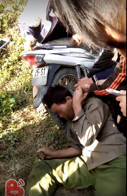 Hy hữu: Người d&acirc;n giải cứu &ocirc;ng ch&uacute; bỗng dưng mắc kẹt đầu v&agrave;o b&aacute;nh xe m&aacute;y v&agrave; ống p&ocirc; - Ảnh 3.