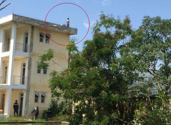 Thanh niên 18 tuổi leo lên sân thượng trường trung học dọa tự tử, được cho để ép gia đình trả tiền nợ chơi game - Ảnh 1. Thanh niên 18 tuổi leo lên sân thượng trường trung học dọa tự tử, được cho để ép gia đình trả tiền nợ chơi game - Ảnh 1.
