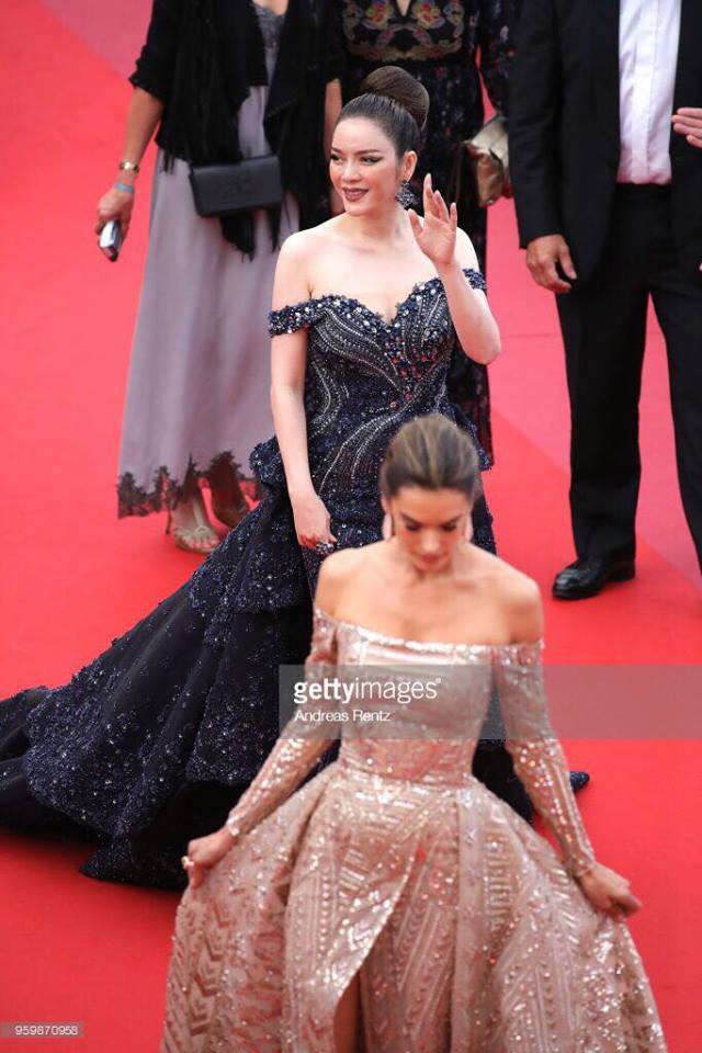 Lý Nhã Kỳ diện váy đính pha lê lấp lánh sánh bước cùng cựu thiên thần Victorias Secret trên thảm đỏ Cannes - Ảnh 9.