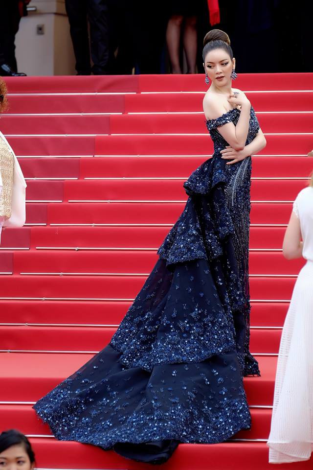Lý Nhã Kỳ diện váy đính pha lê lấp lánh sánh bước cùng cựu thiên thần Victorias Secret trên thảm đỏ Cannes - Ảnh 6.