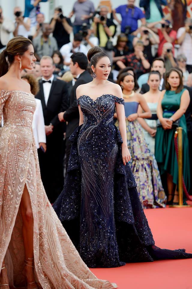 Lý Nhã Kỳ diện váy đính pha lê lấp lánh sánh bước cùng cựu thiên thần Victorias Secret trên thảm đỏ Cannes - Ảnh 7.