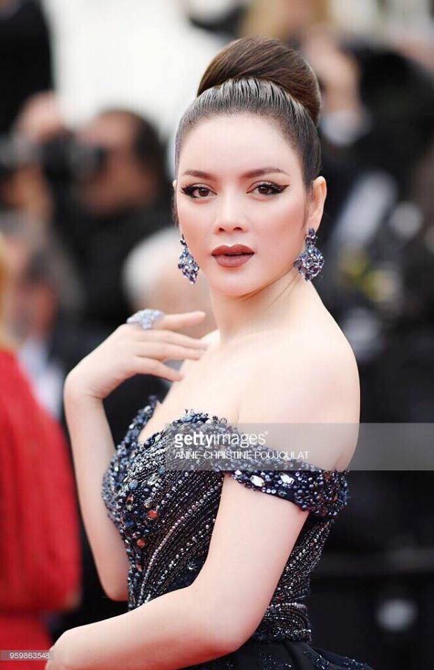 Lý Nhã Kỳ diện váy đính pha lê lấp lánh sánh bước cùng cựu thiên thần Victorias Secret trên thảm đỏ Cannes - Ảnh 2.
