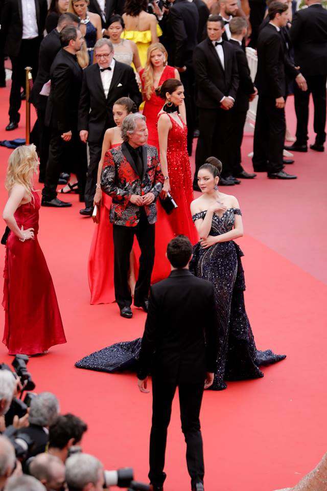 Lý Nhã Kỳ diện váy đính pha lê lấp lánh sánh bước cùng cựu thiên thần Victorias Secret trên thảm đỏ Cannes - Ảnh 8.
