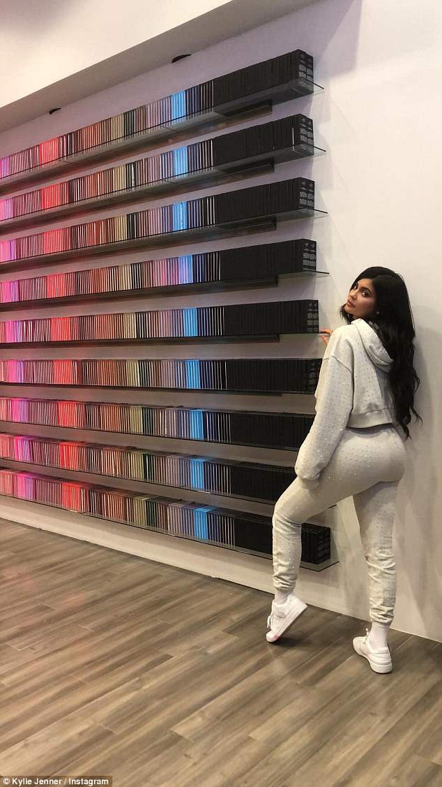 Kylie Jenner đánh lừa thị giác với váy màu nude bốc lửa, được hàng trăm fan đứng chờ đầy đường - Ảnh 12.