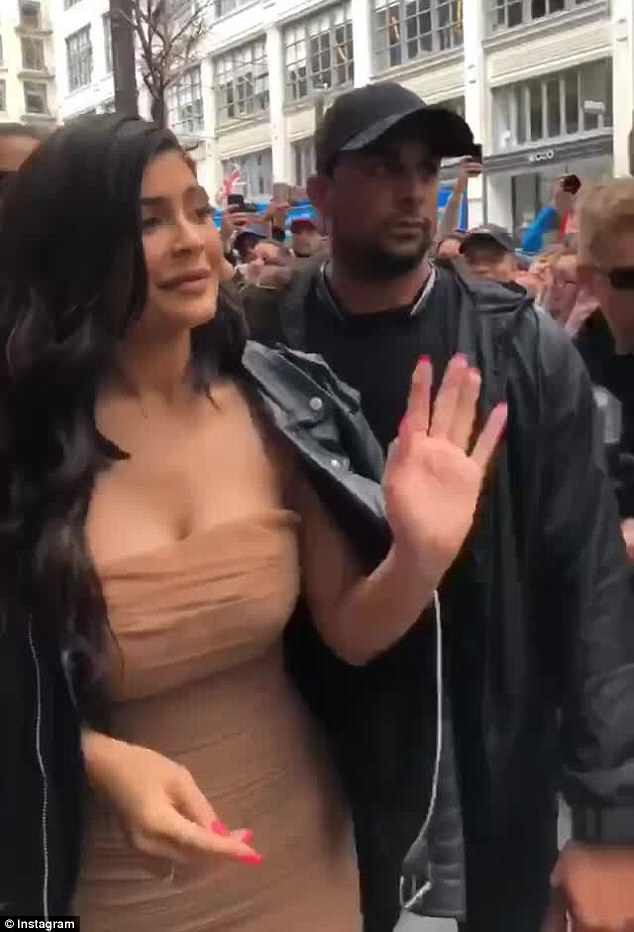 Kylie Jenner đánh lừa thị giác với váy màu nude bốc lửa, được hàng trăm fan đứng chờ đầy đường - Ảnh 9.
