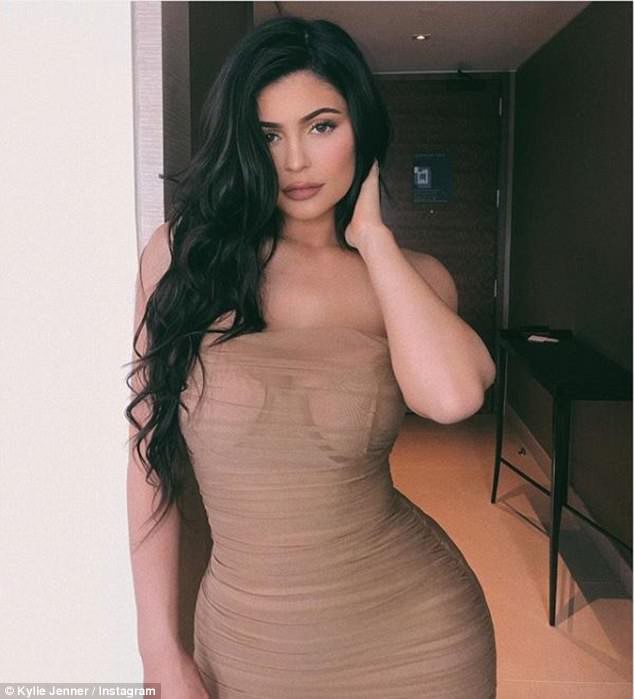 Kylie Jenner đánh lừa thị giác với váy màu nude bốc lửa, được hàng trăm fan đứng chờ đầy đường - Ảnh 2.