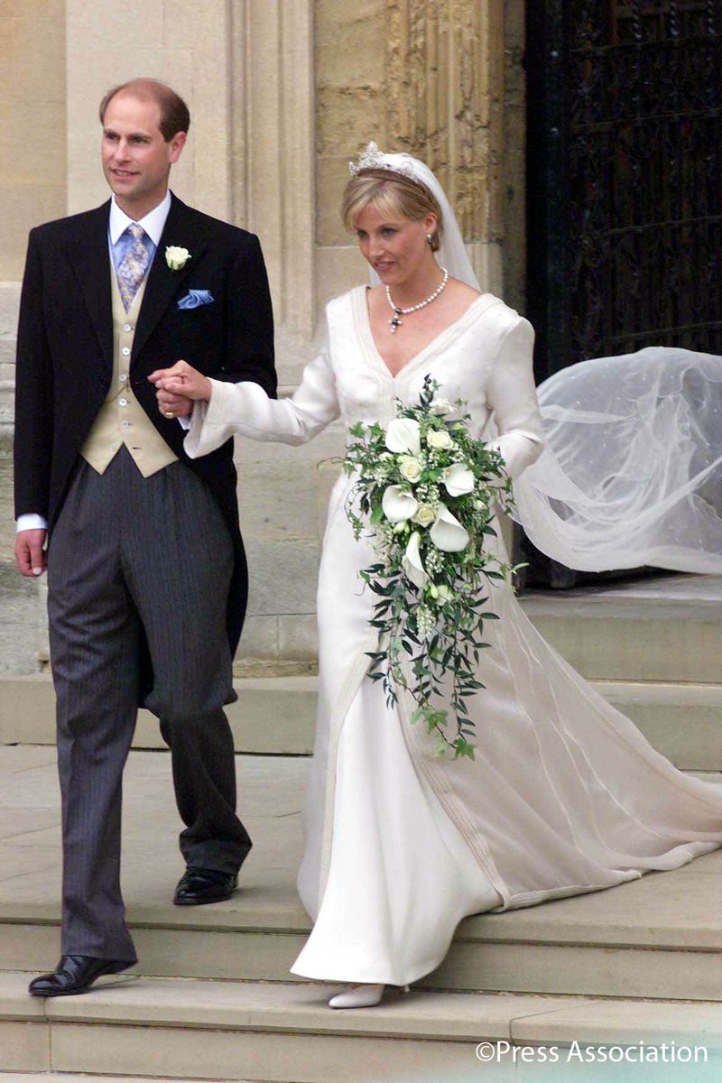 Cháu gái Công nương Diana mặc 5 váy cưới xa hoa của Dolce & Gabbana