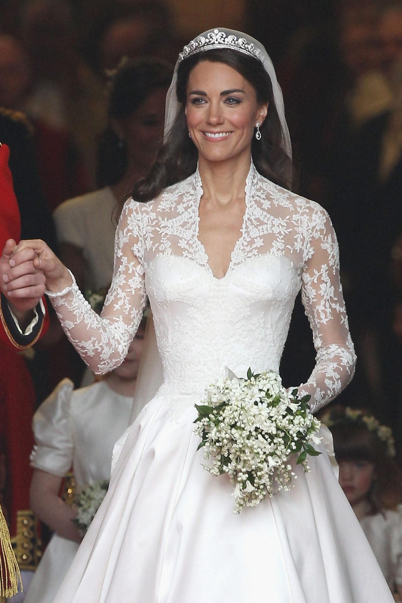 10 điều bí mật làm nên sức hút vượt thời gian của mẫu váy cưới mà Công nương  Kate mặc