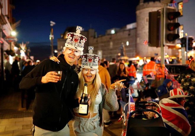 Không khí trước giờ G đám cưới hoàng gia Anh: Người dân xếp chỗ từ sớm mong diện kiến Hoàng tử Harry và tân nương - Ảnh 1.