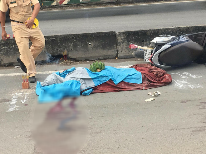 Thanh niên tử vong vì tấm bạt xe ben đứt rơi trên đường phố Sài Gòn  - Ảnh 2.