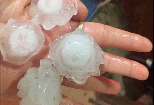Mưa đá ào ào trút xuống Xuân Lộc, nhiều nhà dân hư hại - Ảnh 1.